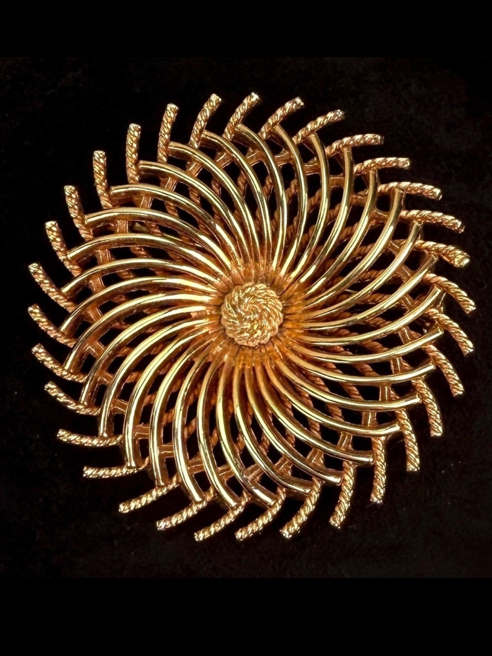 Beautiful, vintage, goldtone, Trifari, brooch pin